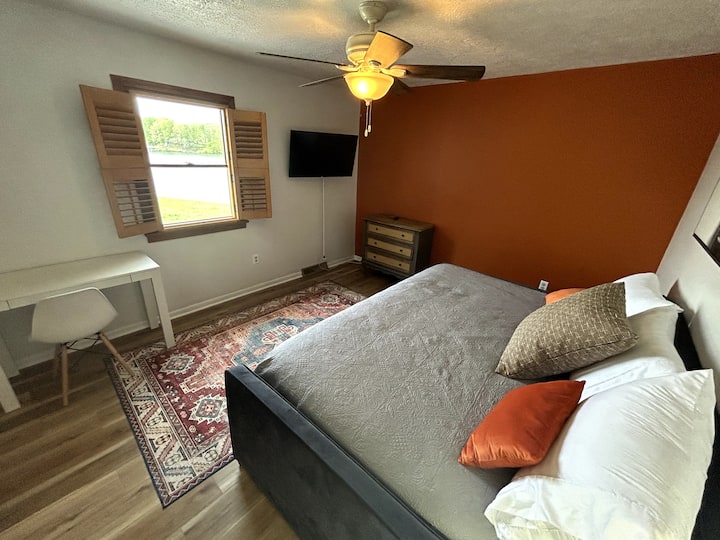 ห้องนอน #2 มีเตียงควีนไซส์พร้อมเตียงเดี่ยวที่สามารถดึงออกมาจากใต้เตียงได้