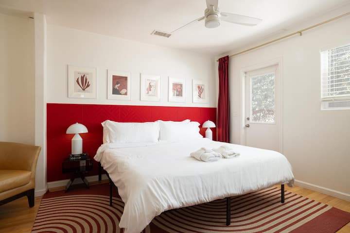 The gorgeous 'Ruby Room'. Place to rest at the end of the day or have a little chat before the slumber. 
It is a modernist take on Kings room!  This room has a TV and a work station too! 