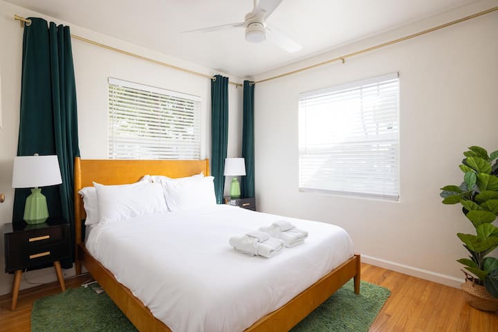 Our 'Emerald Room' is inspired by tropics, wood and lush green as much as the space allowed.