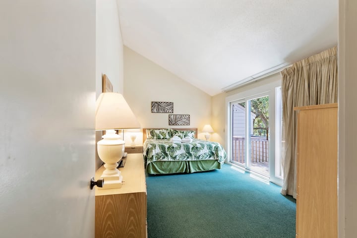 Rummelig primærsuite med kingsize-dobbeltseng, privat balkon, afslappende atmosfære og et stort omklædningsområde for ekstra komfort.