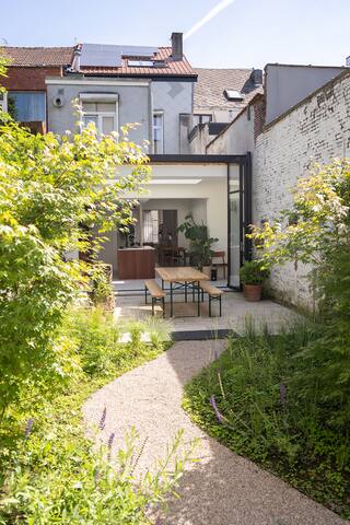 Renovated 1800s townhouse in trendy neighbourhood gallery image 4