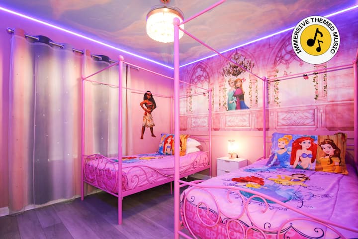 Per i piccoli sognatori reali, questa camera da letto delle principesse Disney incanta con due letti a baldacchino singoli, un comodino, un lampadario, illuminazione a LED e un capriccioso murale con castello e giardino. Cuscini vivaci e decorazioni magiche completano l'esperienza da favola!