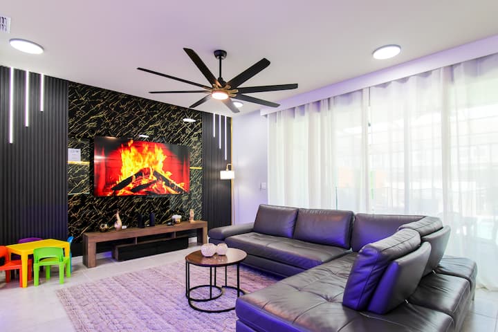 In questa area open space troverete una cucina, un soggiorno e la zona pranzo. La nostra cucina è completamente attrezzata. Nel soggiorno troverai una TV, un divano letto e un ventilatore a soffitto. E c'è anche la zona pranzo con tavolo e sedie.       