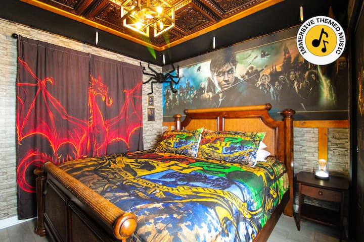 Entra nel mondo dei maghi con questa suite a tema Harry Potter! Letto king-size a slitta con biancheria da letto con stemma, due comodini, comò, lampadario a soffitto, pareti in finto mattone, murale di Hogwarts, tende impreziosite da draghi!!                    
