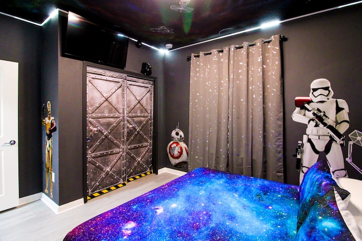 Questo rifugio a tema Star Wars è dotato di un letto king-size con biancheria da letto a tema galattico, due comodini, un ventilatore a soffitto, tende oscuranti e illuminazione perimetrale a LED. Splendidi murales della cabina di pilotaggio, soffitto a forma di campo stellare, decalcomanie di C-3PO e Stormtrooper                  