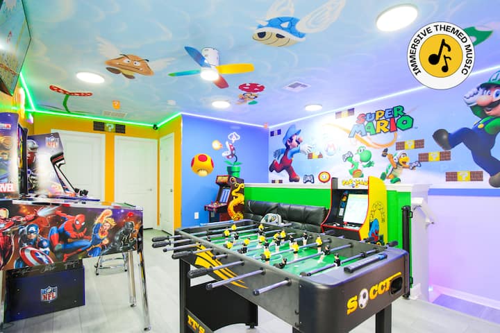 Sali di livello in un'entusiasmante stanza dei giochi di Super Mario! Questo spazio dispone di macchine arcade, un biliardino, opere d'arte a tema, luci al neon, una grande TV, arredi divertenti e una vivace atmosfera di gioco, perfetta per un'avventura coinvolgente nel Regno dei Funghi con tanto divertimento.