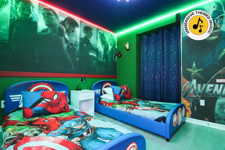 Per i giovani eroi in addestramento, questa camera da letto degli Avengers accende l'immaginazione! Dotata di due letti singoli, un comodino centrale, illuminazione dinamica a LED, murales di supereroi, ventilatore a soffitto e arredi a tema. Colori vivaci e atmosfere epiche completano l'avventura!