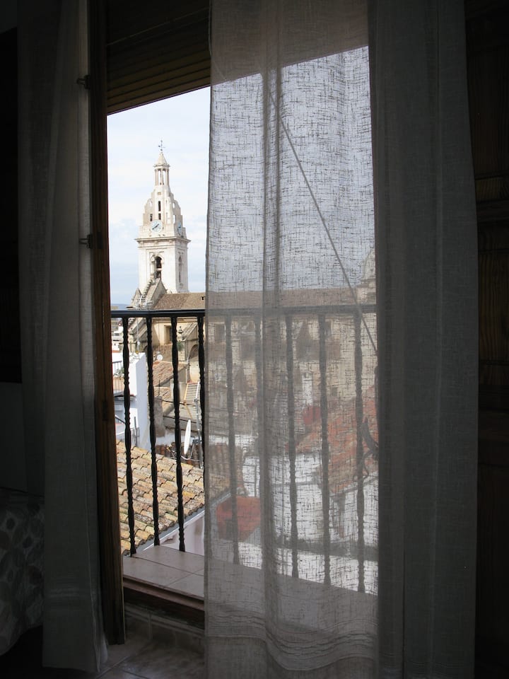 宽敞的卧室，配备2张单人床和可俯瞰老城区的阳台。