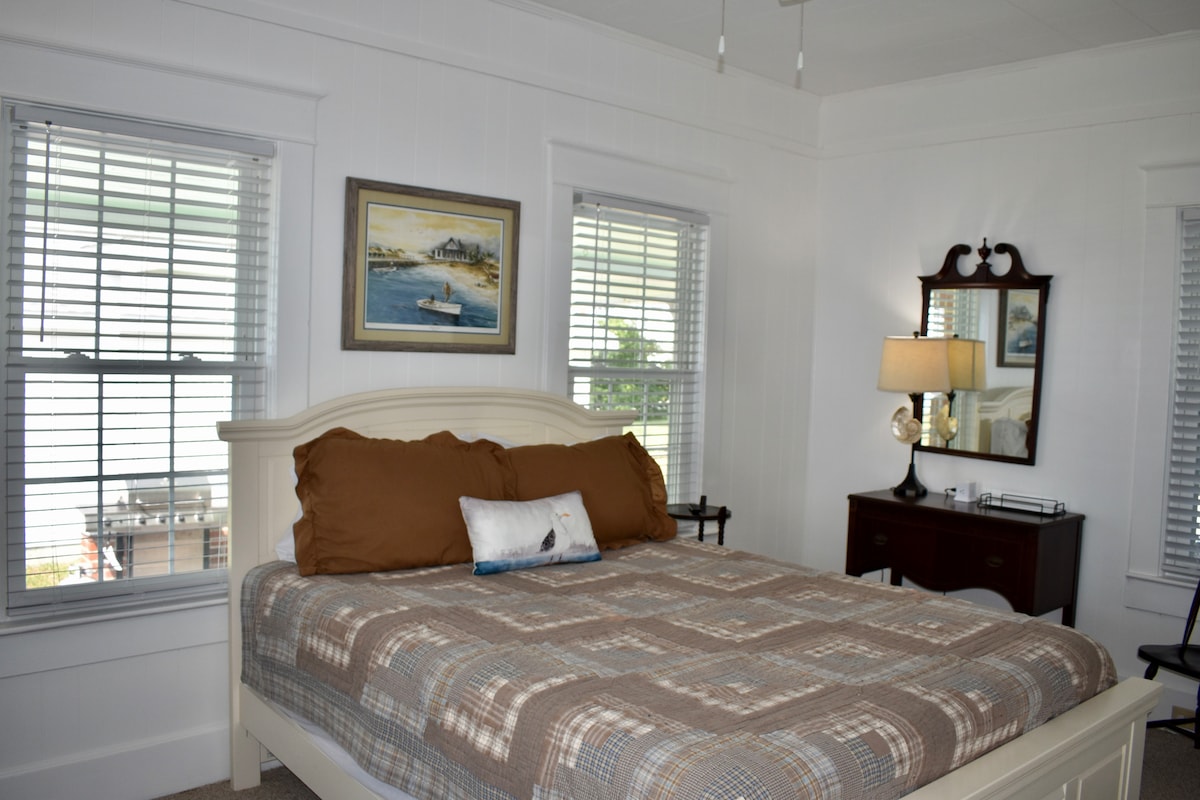 Downstairs master bedroom  with queen bed.