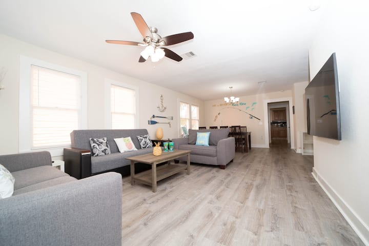 Colorful Bungalow, Short Walk To Seawall, Sleep 14 - Galveston, TX