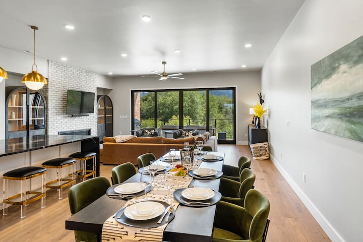 Luxe*Lake and Mountain views*EV charger*Arcade