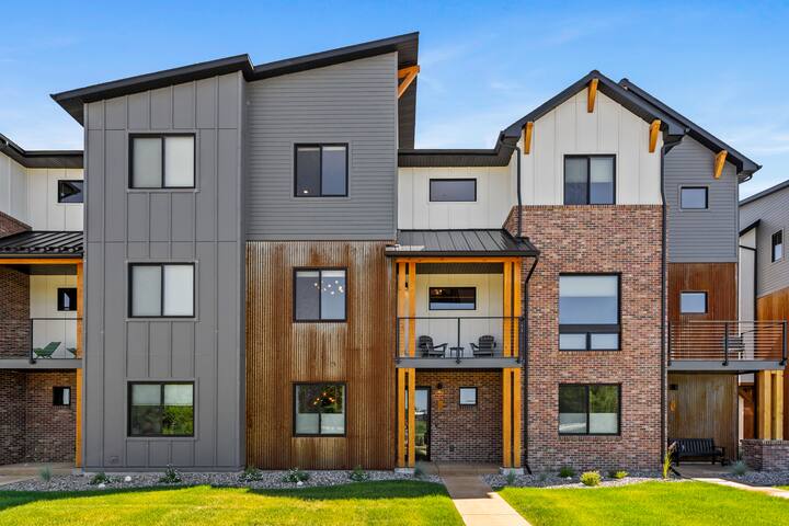 Luxe*Lake and Mountain views*EV charger*Arcade gallery image 4