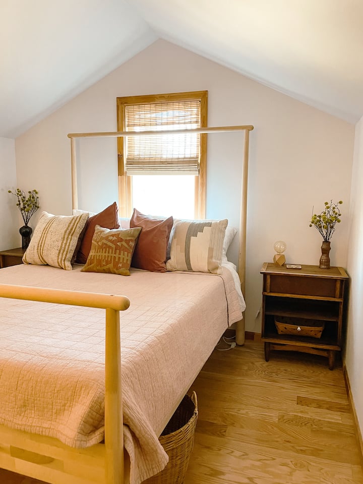 התעוררו לאוויר ההרים במיטת קווין סייז הנוספת והנוחה הזו! חדר זה כולל שידות לילה כפולות עם חשמליות משני הצדדים ותנור / מאוורר של Dyson לכל מזג אוויר. 