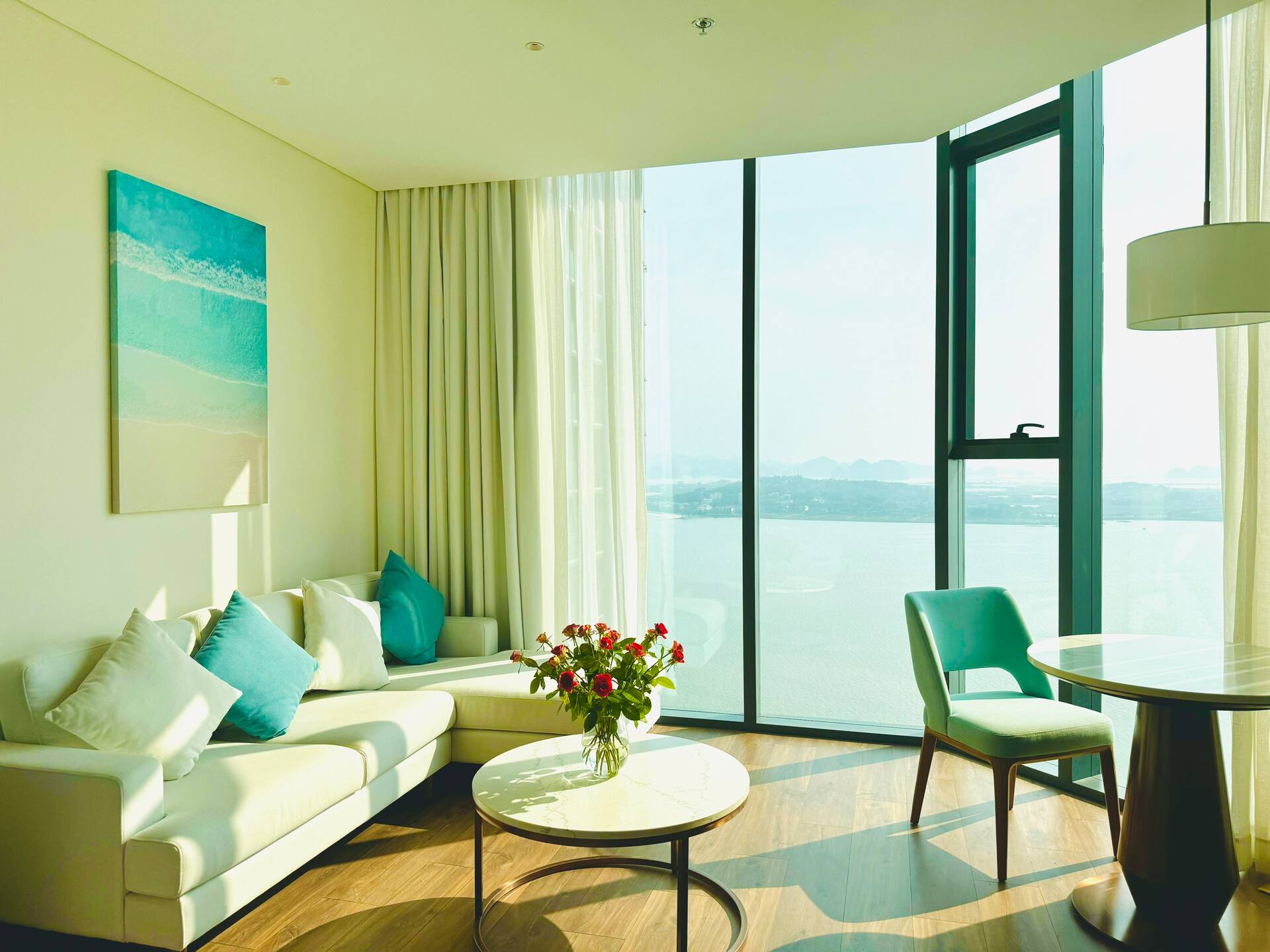 30F Panoramic Ha Long Bay•Netflix •Rainfall Shower