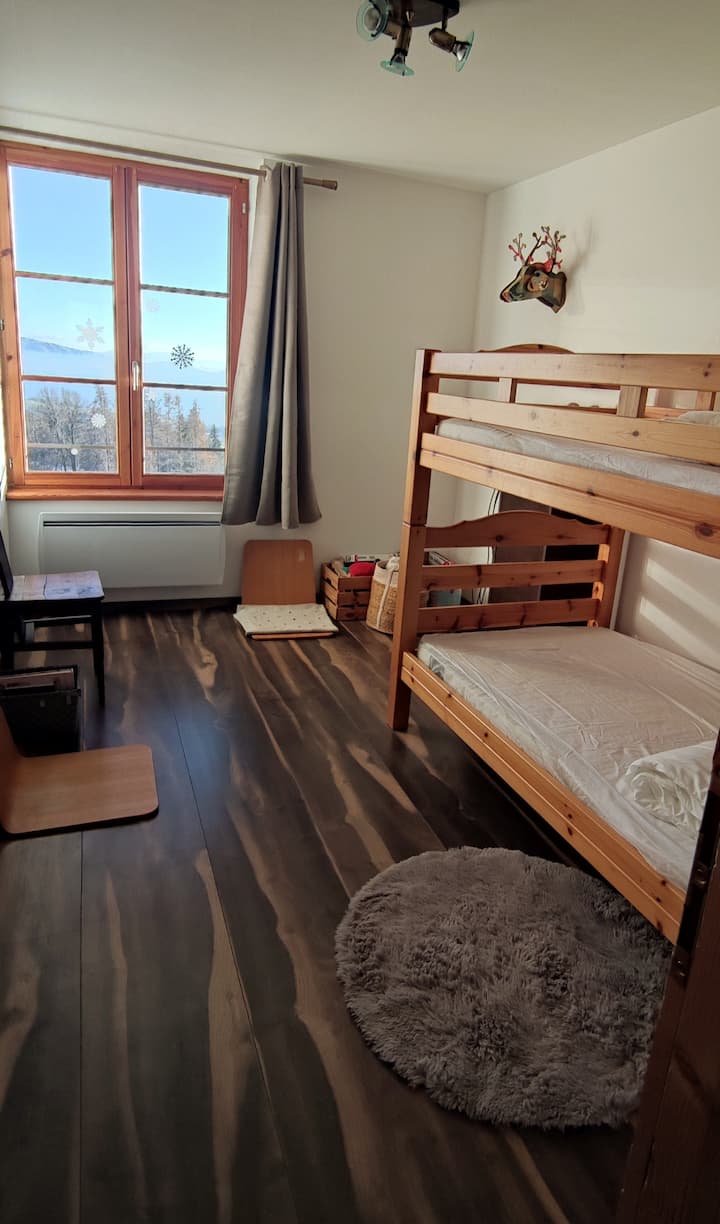 ห้องพักที่เหมาะสำหรับเด็กพร้อมเตียงสองชั้นและเกมให้บริการ