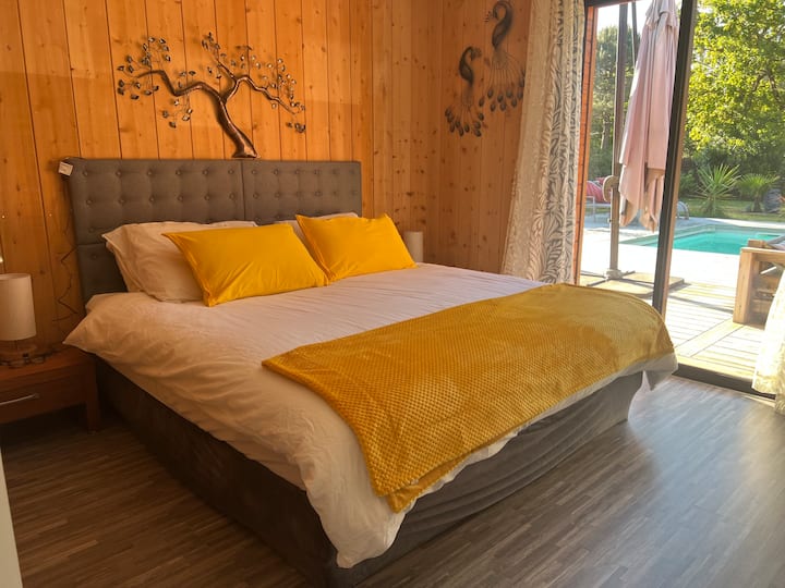 Suite Parentale avec un lit de 180X200, un accès direct à la piscine, un dressing, une douche à l'italienne et toilette.
La literie est neuve.
