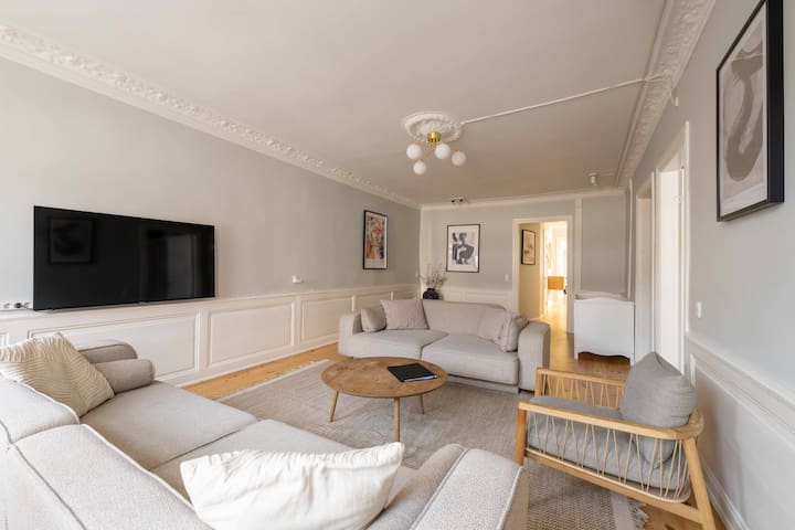 Large 10 Person Apartment w/4BR & Bath Tub