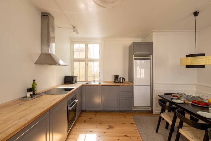 Large 10 Person Apartment w/4BR & Bath Tub gallery image 4