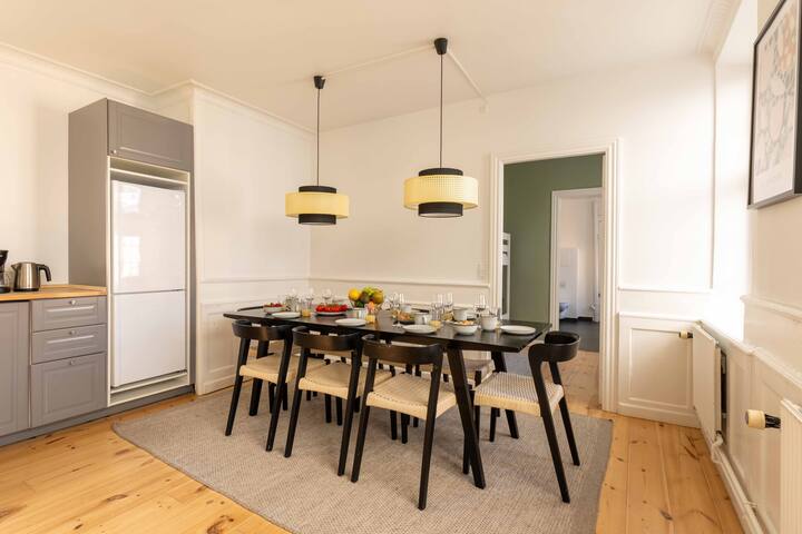 Large 10 Person Apartment w/4BR & Bath Tub gallery image 3