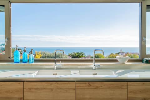 Magnificent house with sea view and swimming pool