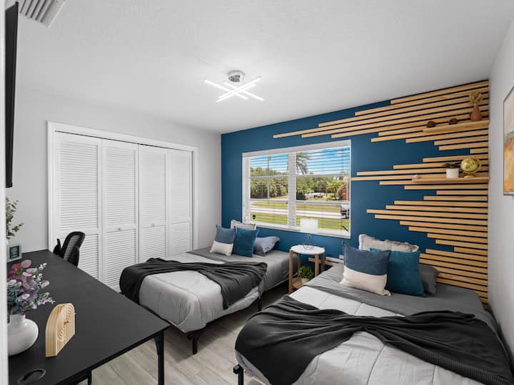 Quarto de hóspedes: refúgio moderno e iluminado com camas de solteiro elegantes e luz natural deslumbrante!