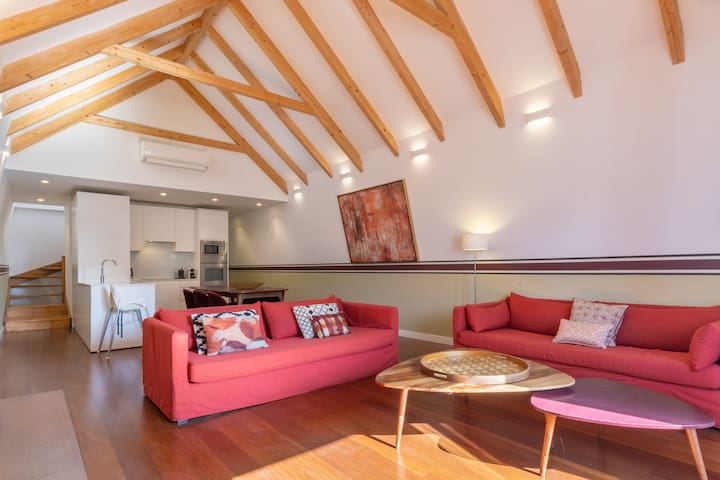 King bed suite, loft with 3WC, AC & self-check-in.