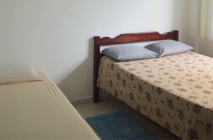 חדר עם מיטה זוגית זוגית.