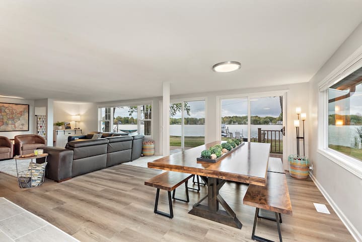 Long Lake Getaway (4br/2ba Lakefront) gallery image 2