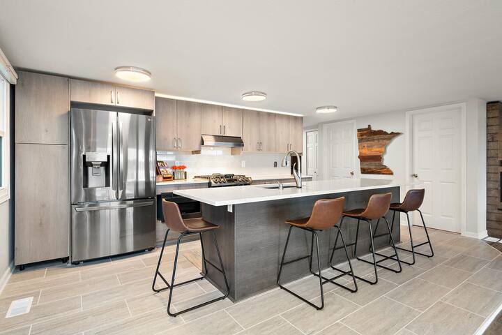 Long Lake Getaway (4br/2ba Lakefront) gallery image 5