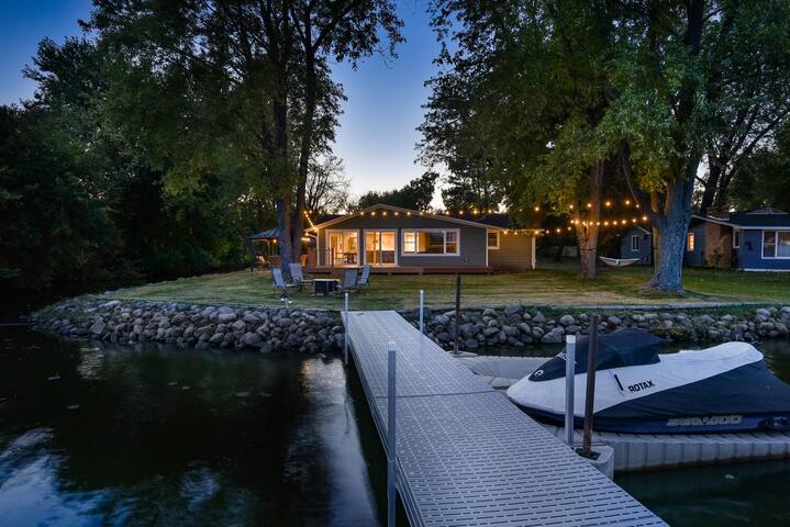 Long Lake Getaway (4br/2ba Lakefront) gallery image 4