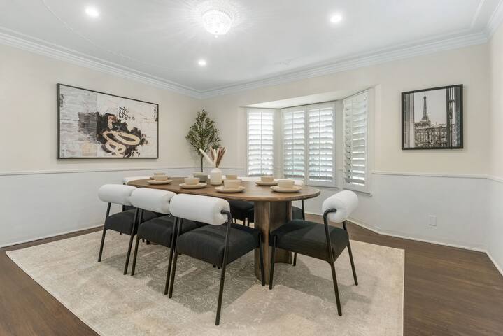 Luxury LA Vacation Getaway + Parking +Gated Yard gallery image 3