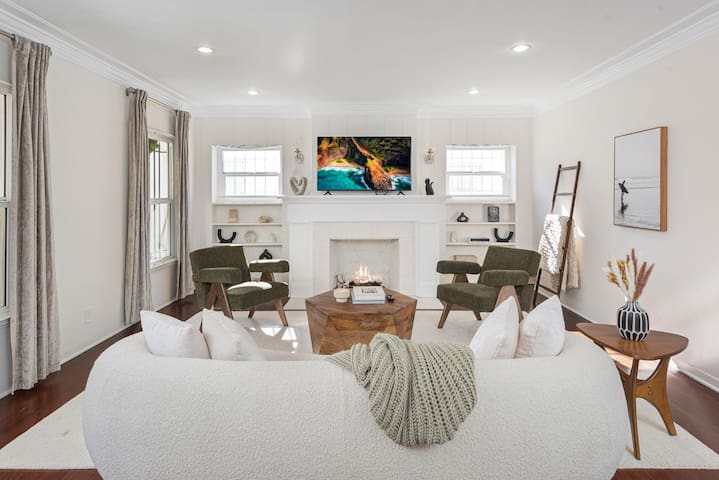 Luxury LA Vacation Getaway + Parking +Gated Yard