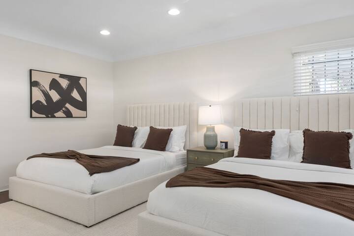 Luxury LA Vacation Getaway + Parking +Gated Yard gallery image 2