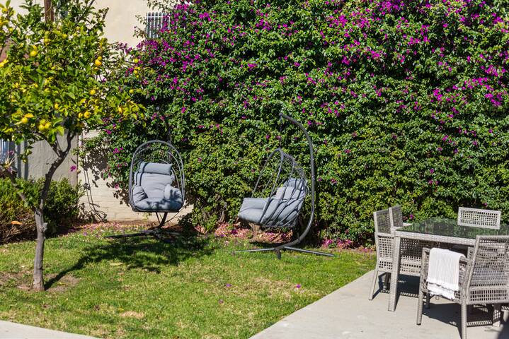 Luxury LA Vacation Getaway + Parking +Gated Yard gallery image 5