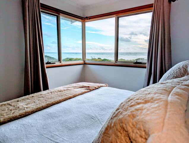 Front row views – Beach House Avalon gallery image 3