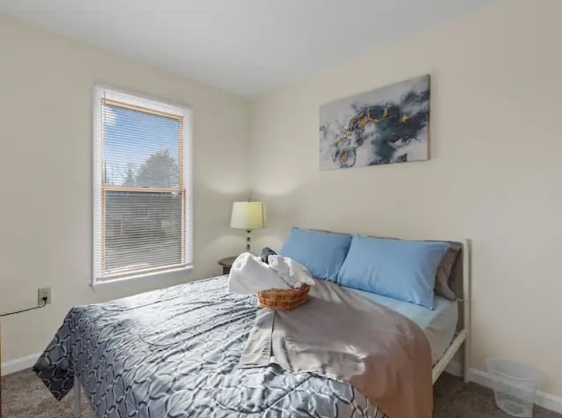 Évadez-vous dans le confort ! Votre havre de paix chaleureux invite à la détente après une journée d'affaires. Offrez-vous un moment de détente bien mérité. ✨ #CozyEscape #RelaxationZone