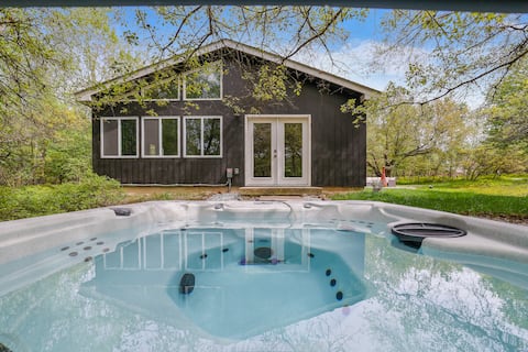Modern Rustic Private Ranch w/ Saltwater Hot tub