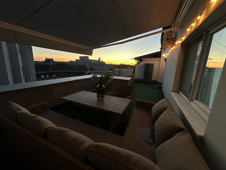 Downtown Retreat | Luxe Terrace & Palace View - Boekarest
