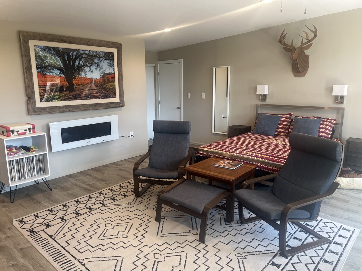 הנכס הוא סטודיו של חדר אחד עם מיטת קווין סייז, מטבחון וחדר רחצה נפרד.