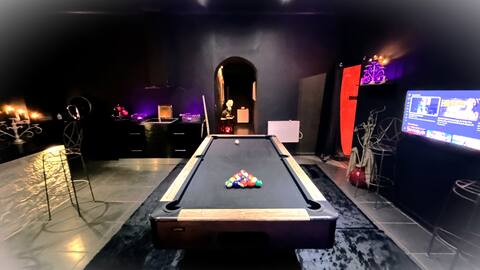 Jacuzzi sauna billiards private projector