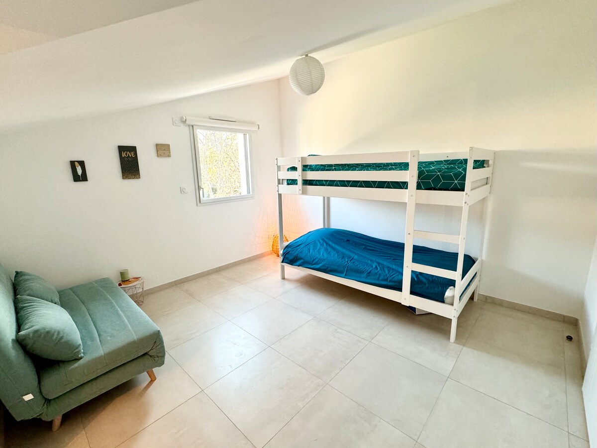 تحتوي غرفة النوم 3 على سرير بطابقين (للبالغين 90 × 200 سم) و BZ (140 × 180 سم) يمكن أن ينام عليه شخصان آخران عند فتحهما. كما يتوفر سرير مظلة لطفل دون سن 3 سنوات.