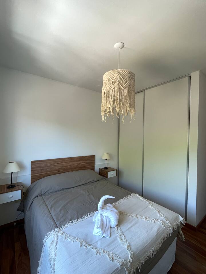 Hoofdslaapkamer - Groot bed om te loungen op een volledig en breed bord Het heeft alles wat je nodig hebt om op te laden en te genieten van je reis.