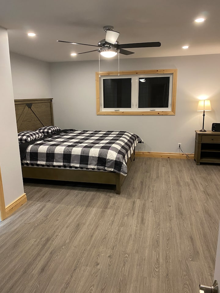 غرفة النوم رقم 1 - سرير كبير  مع حمام - الطابق الرئيسي