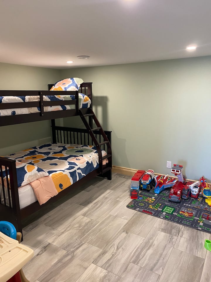 غرفة نوم 7 - سرير مزدوج بطابقين - قبو