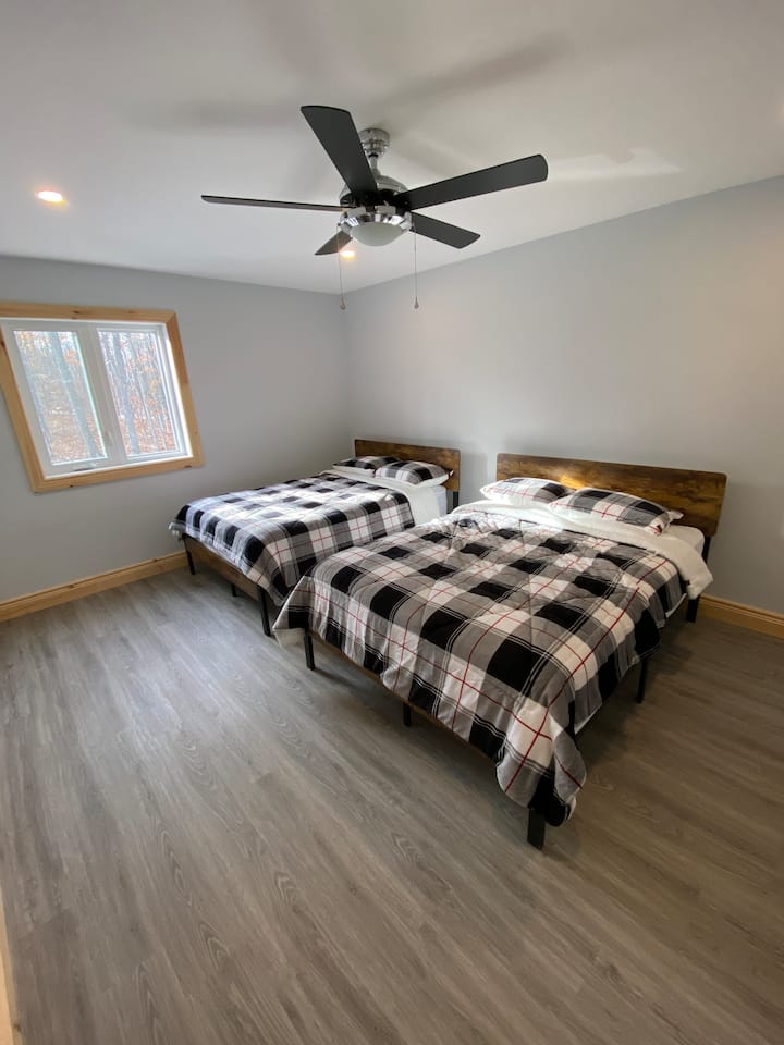 غرفة النوم الثالثة - سريران مزدوجان - في الطابق العلوي