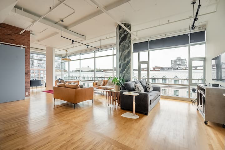 开放式起居区，配有落地窗和设计师风格。