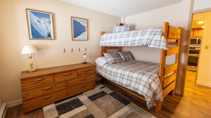 חדר שינה משני.  מיטה זוגית מעל מיטות קווין