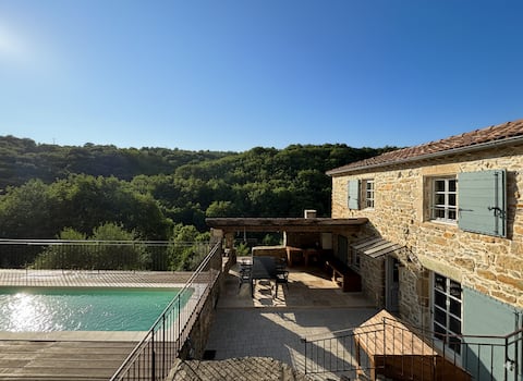Renovated stone house, quiet, with view, pool