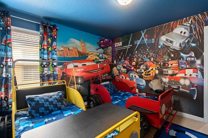 Chumba chetu cha kulala cha ajabu cha Disney Car Themed