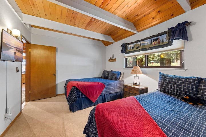 חדר שינה גדול בקומה הראשונה עם שתי מיטות קווין סייז, ארון מלא וטלוויזיית HD